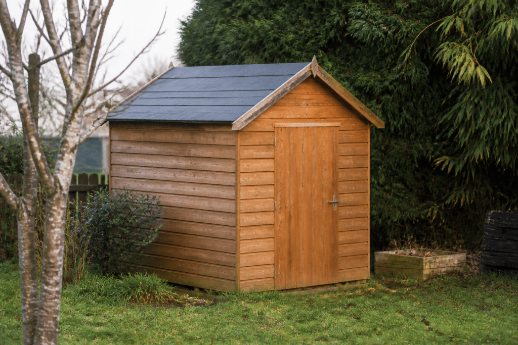 Petit abri de jardin en bois avec toit gris