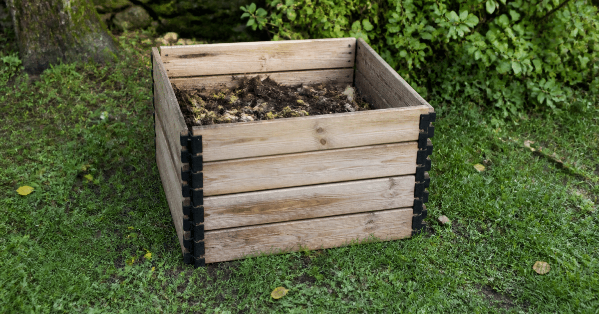 Bac de compostage rectangulaire en bois posé sur terrain