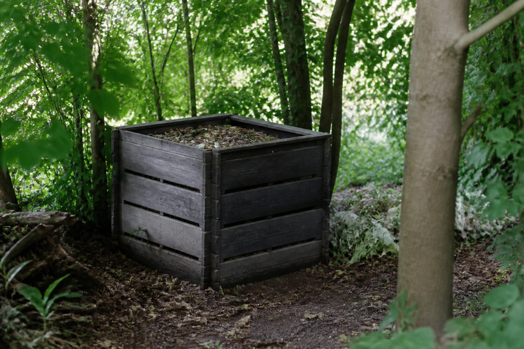 Bac compost bois posé terre jardin ombragé