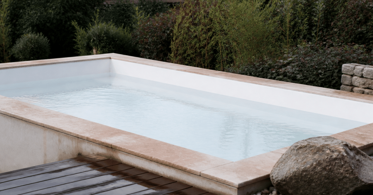 bassin rectangulaire avec revêtement blanc brillant installé