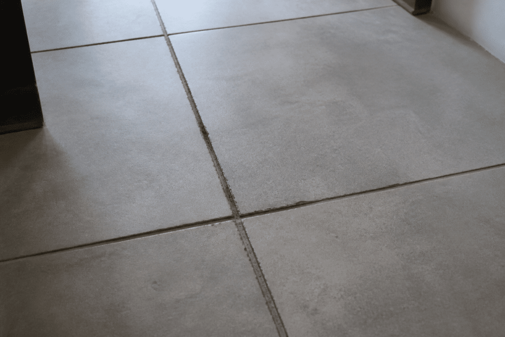 Carrelage gris avec joints profonds avant travaux
