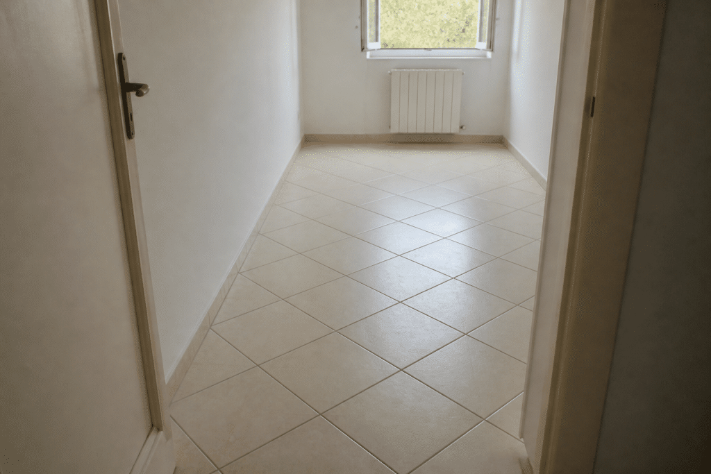Carrelage pose diagonale agrandissant visuellement petite piece