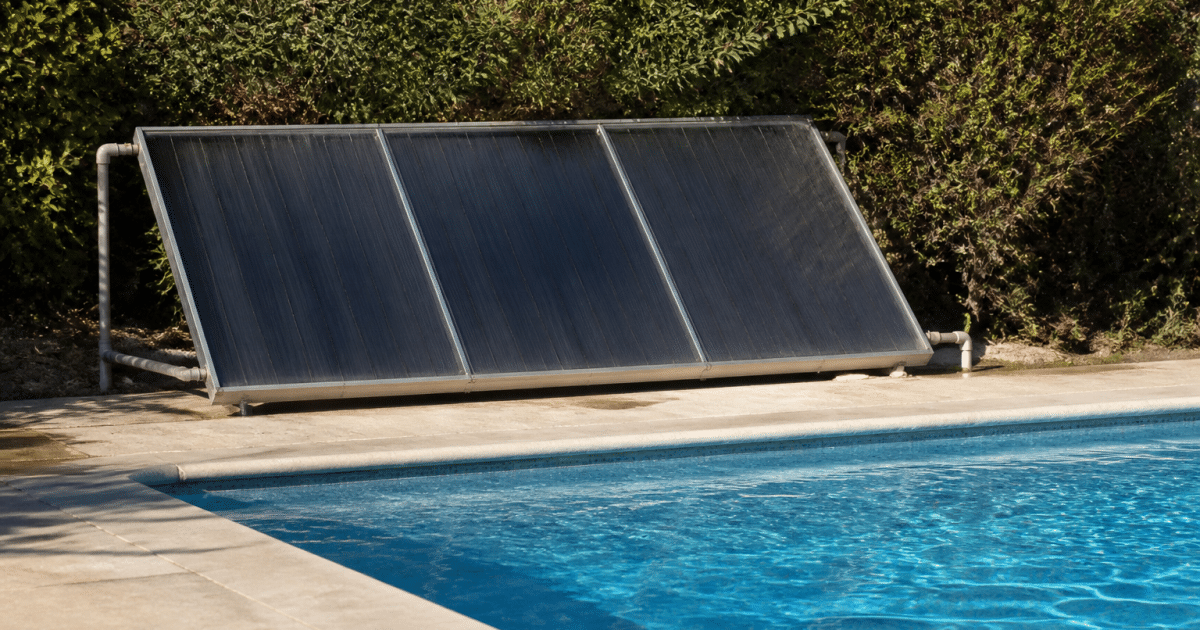 Panneau solaire thermique installe au bord piscine bleue