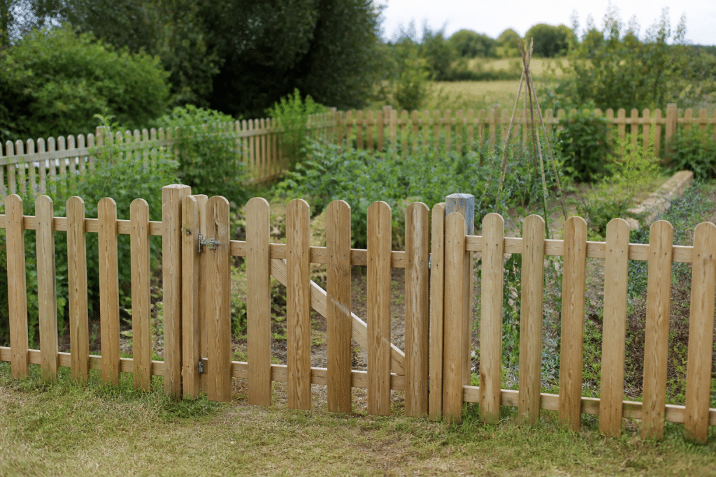 Cloture bois et portillon autour potager familial