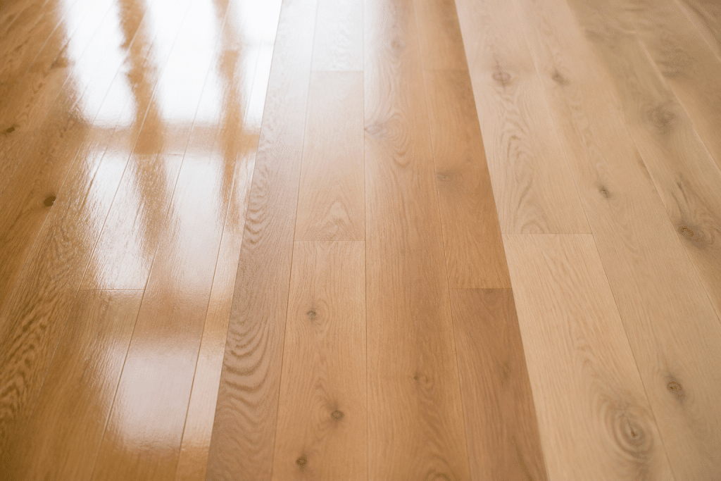 Trois finitions de parquet avec vernis brillant, huile mate et cire douce