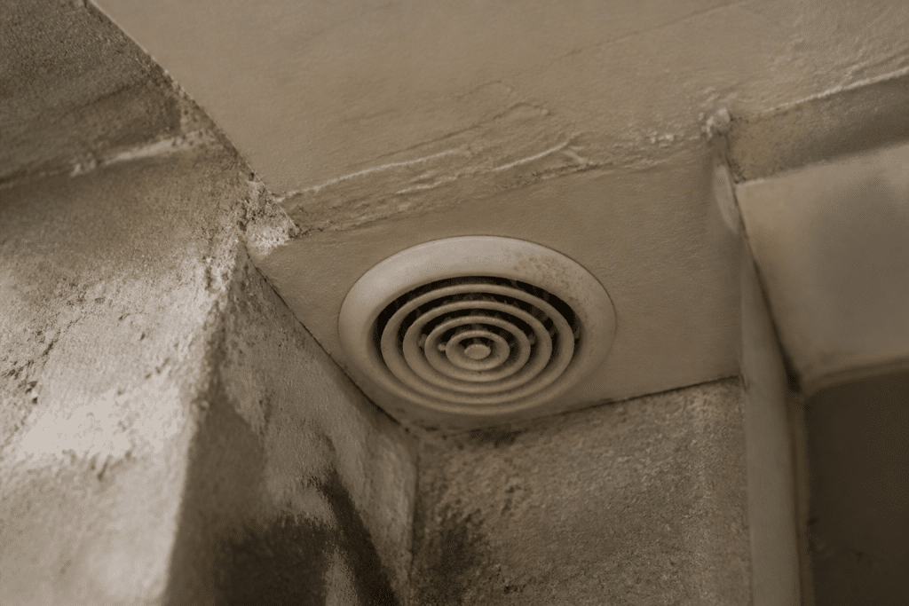 Grille VMC poussiereuse cave avec accumulation humidite