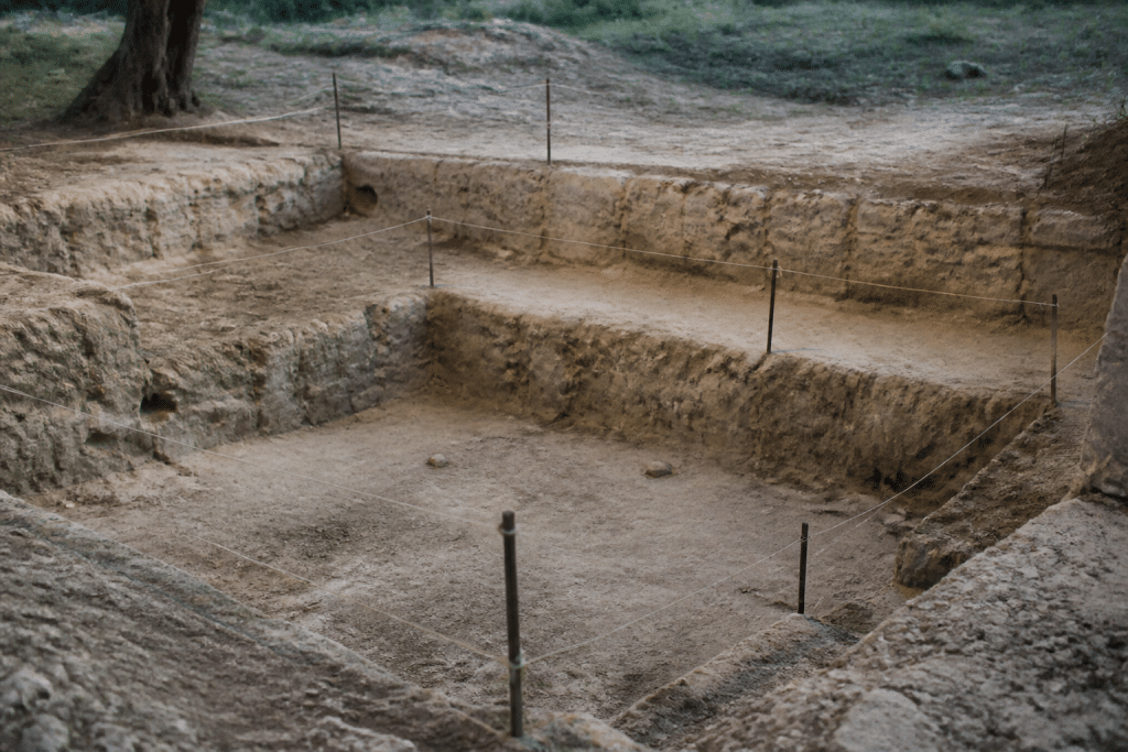 Creusement progressif du sol avec cordes délimitant trois niveaux