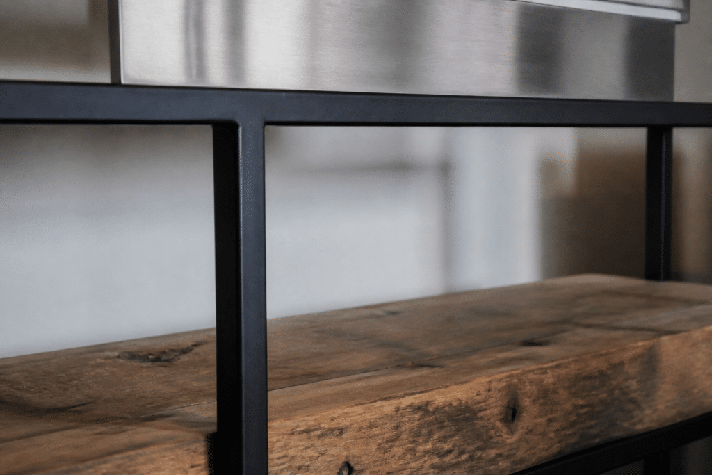 Bois brut, métal noir mat et aluminium brillant