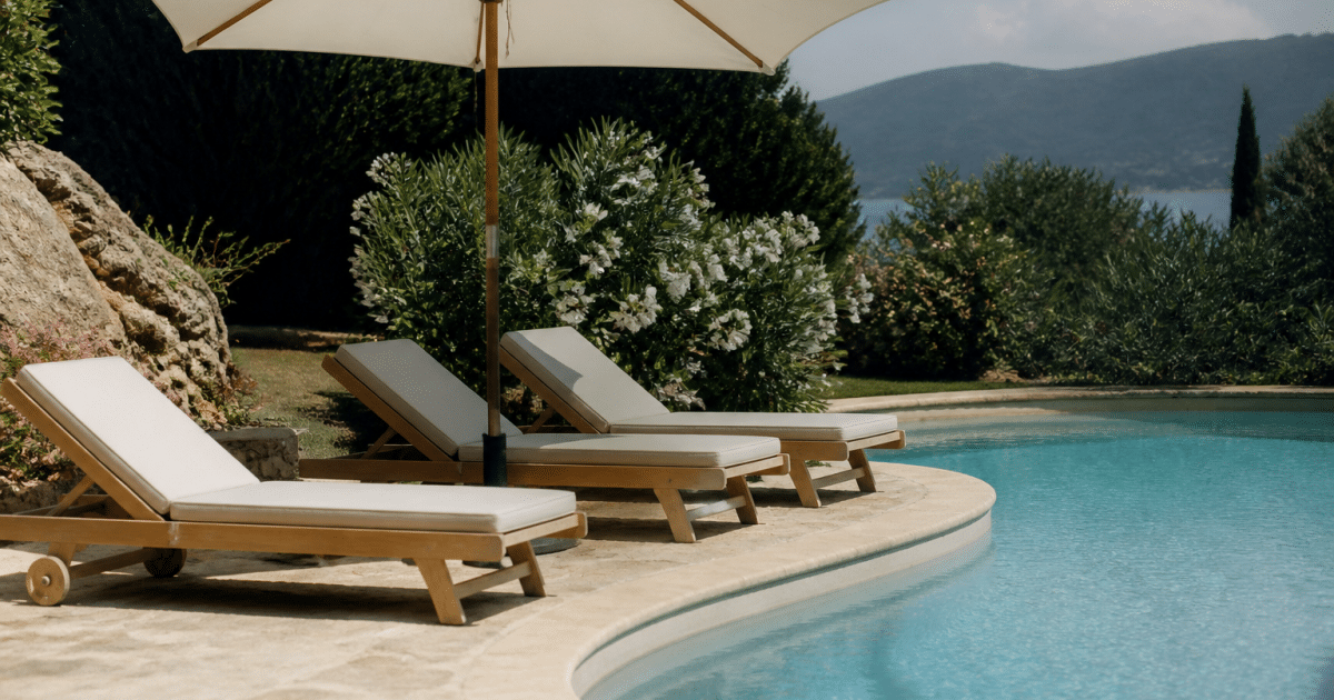 Chaises longues et parasol installes au bord piscine