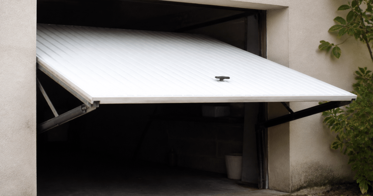 Mecanisme moteur actionne une porte de garage basculante vers le haut