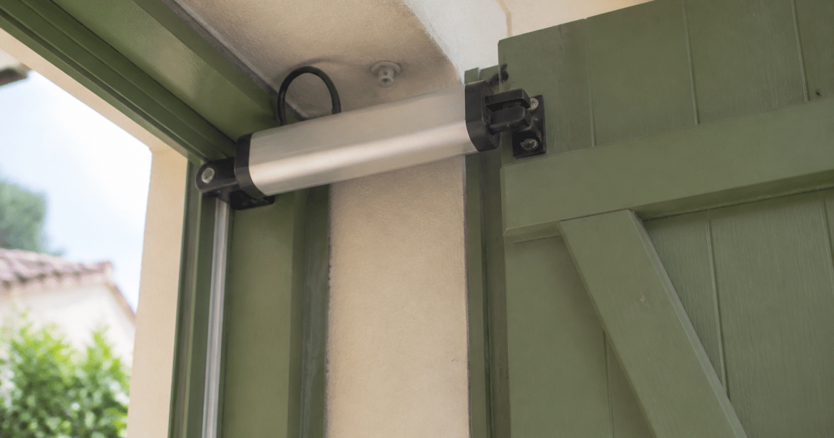 Moteur electrique fixe sur cadre de volet battant ouvert