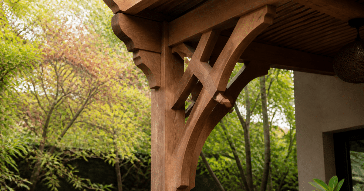 Structures bois ajourees soutenant toit pergola exterieur