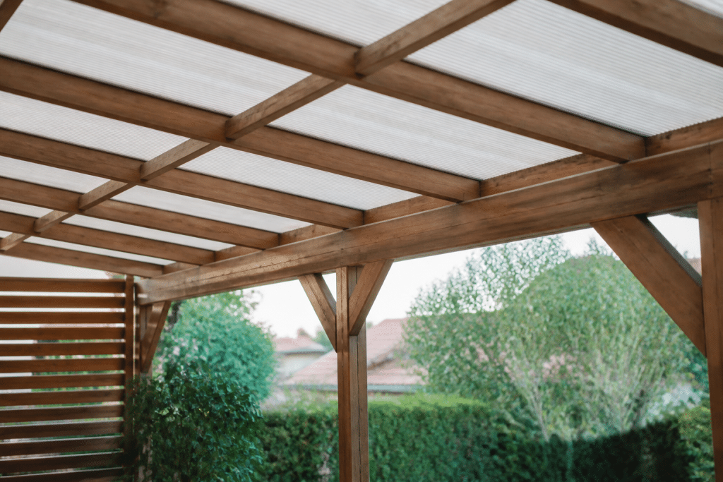Pergola avec panneaux polycarbonate et structure bois visible
