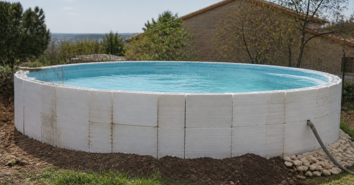 Piscine hors sol en blocs de polystyrene empiles verticalement