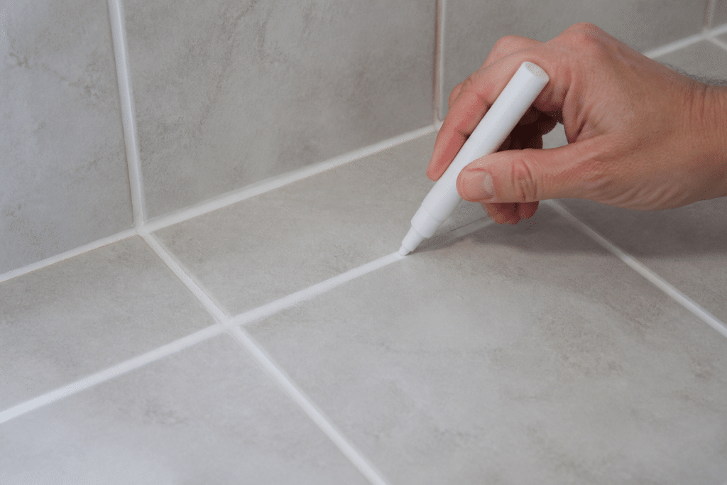 Stylo blanc applique peinture sur joints carrelage ternes