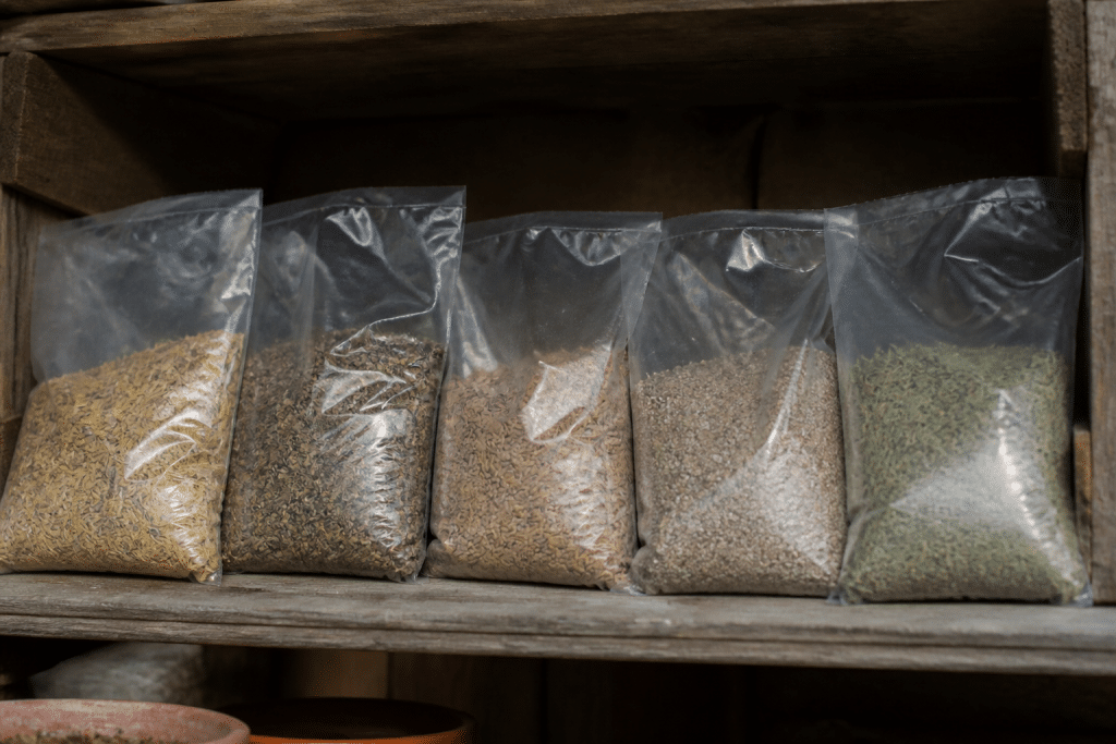 Differentes varietes de semences gazon dans des sachets etiquetes