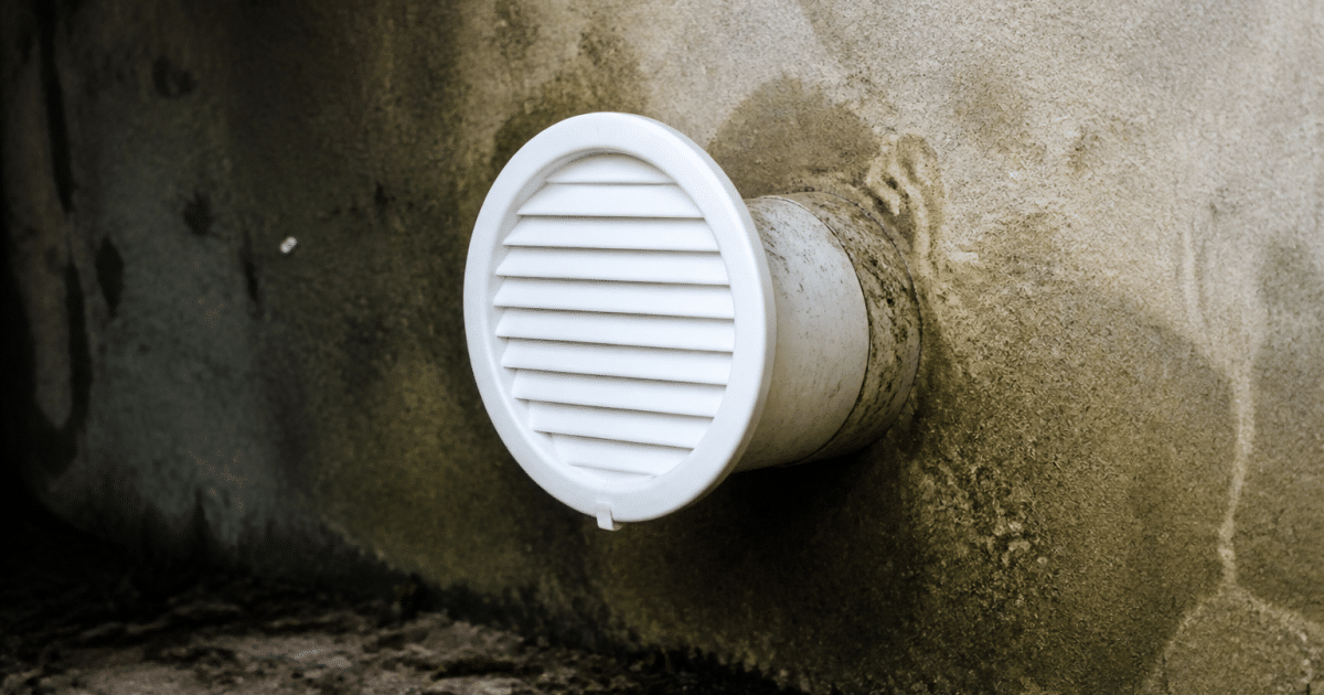 Conduit ventilation blanc fixé mur souterrain humide