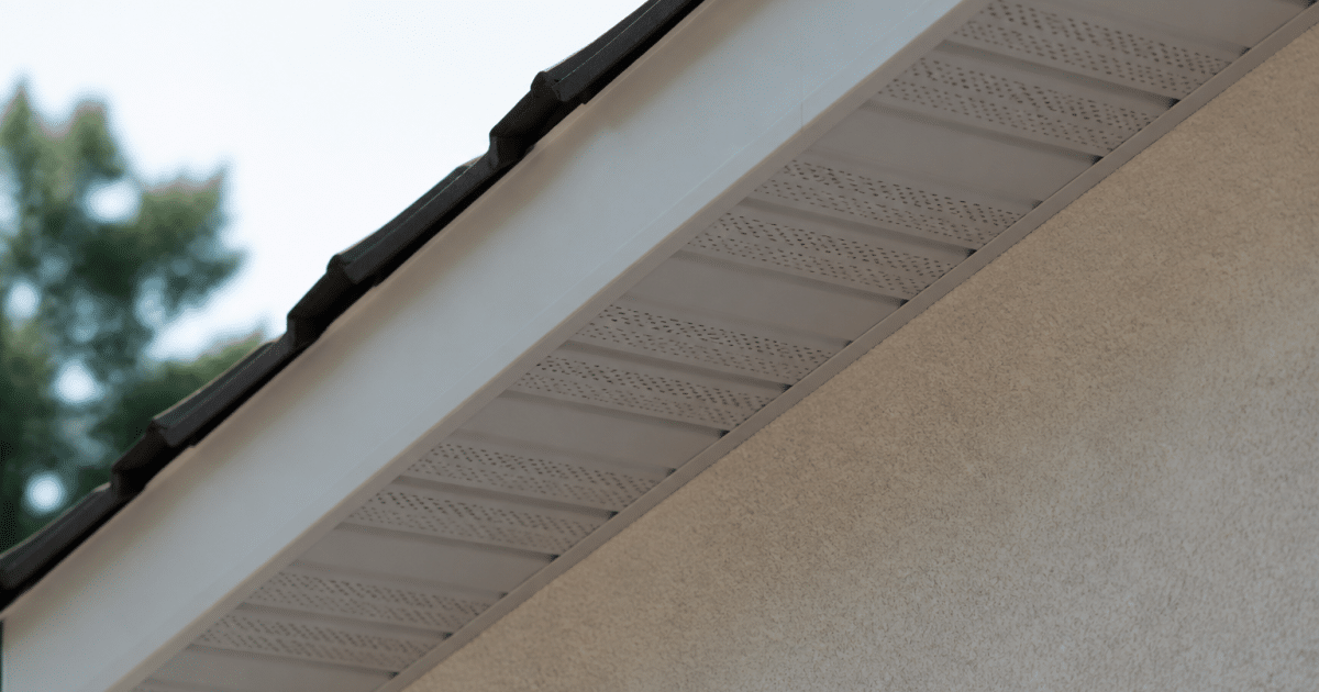 Ouvertures de ventilation installees sous toit incline